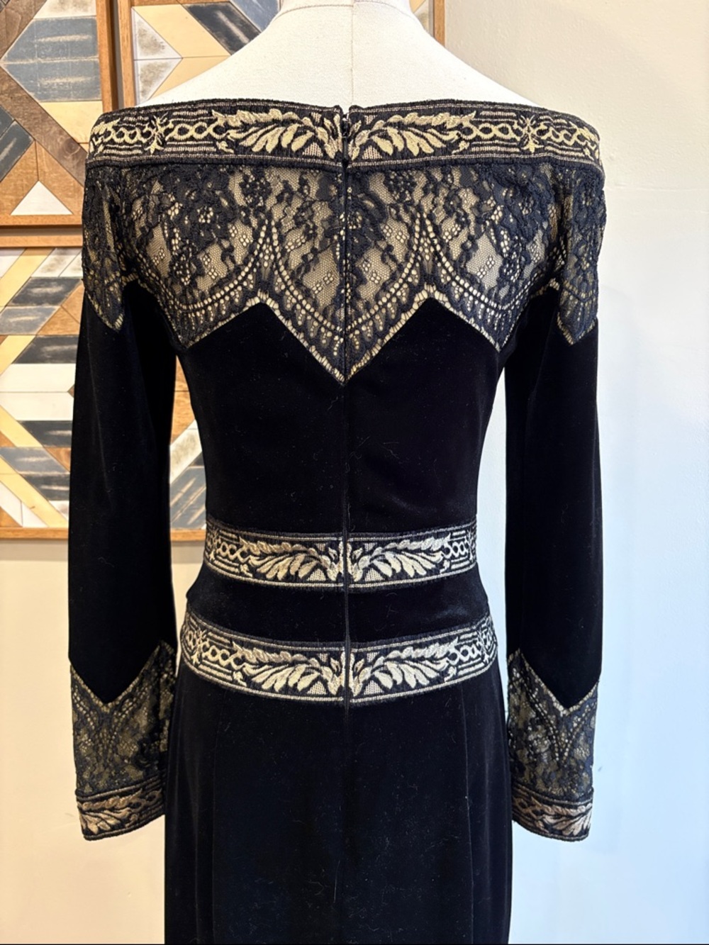 Tadashi Shoji Black Velvet Lace Long Sleeve Off-Shoulder Dress size 0 - Picture 6 of 12
